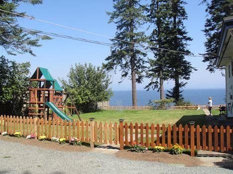 Edgewater Motel Кемпбелл-Рівер Екстер'єр фото